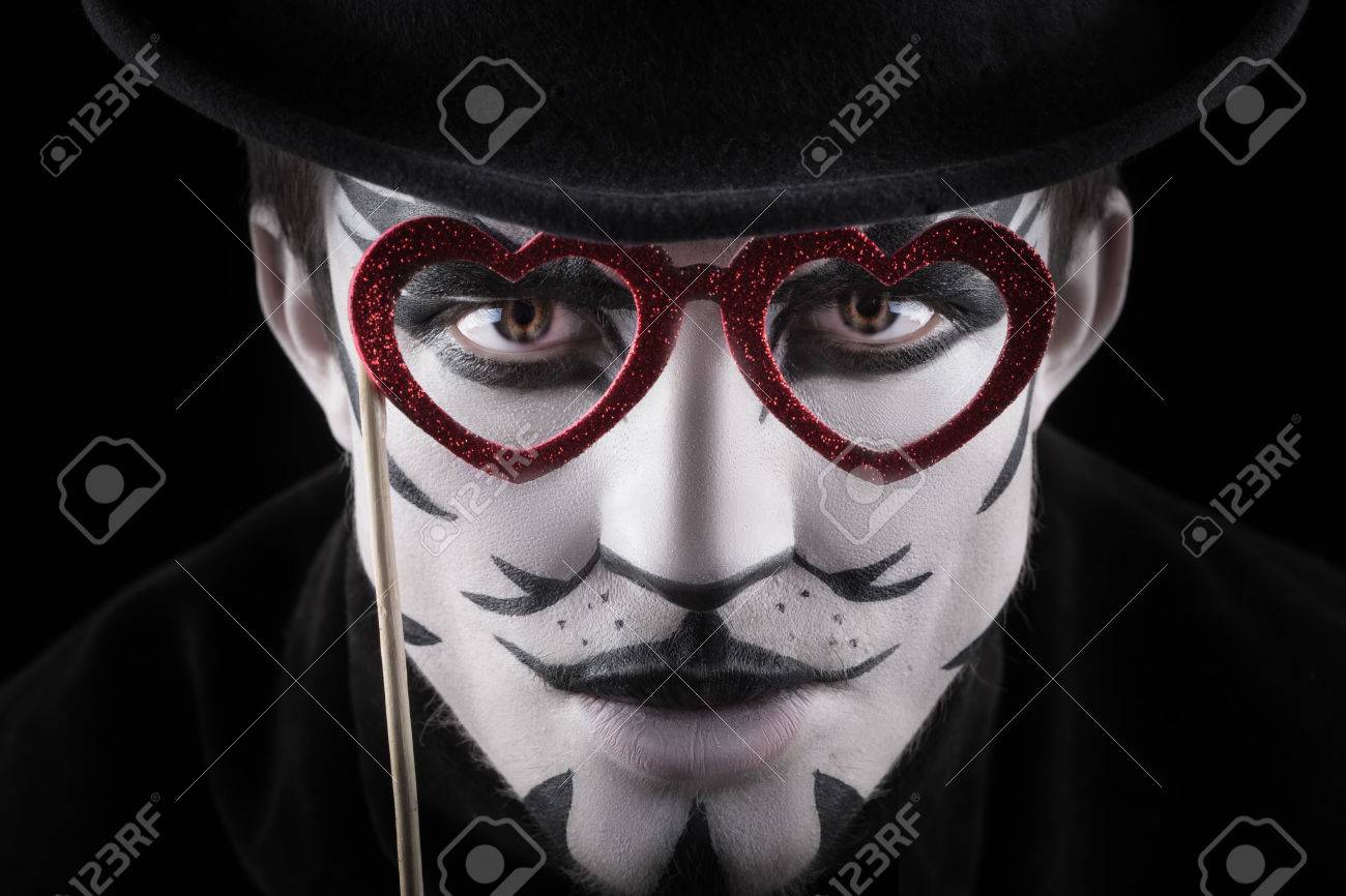 L Homme En Maquillage Ressemble A Un Chat Banque D Images Et Photos Libres De Droits Image