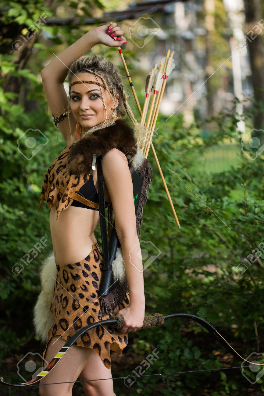 緑の森の弓でポーズ美しいアマゾン女性 の写真素材 画像素材 Image 緑の森の弓でポーズ美しいアマゾン女性 の写真素材 画像素材 Image