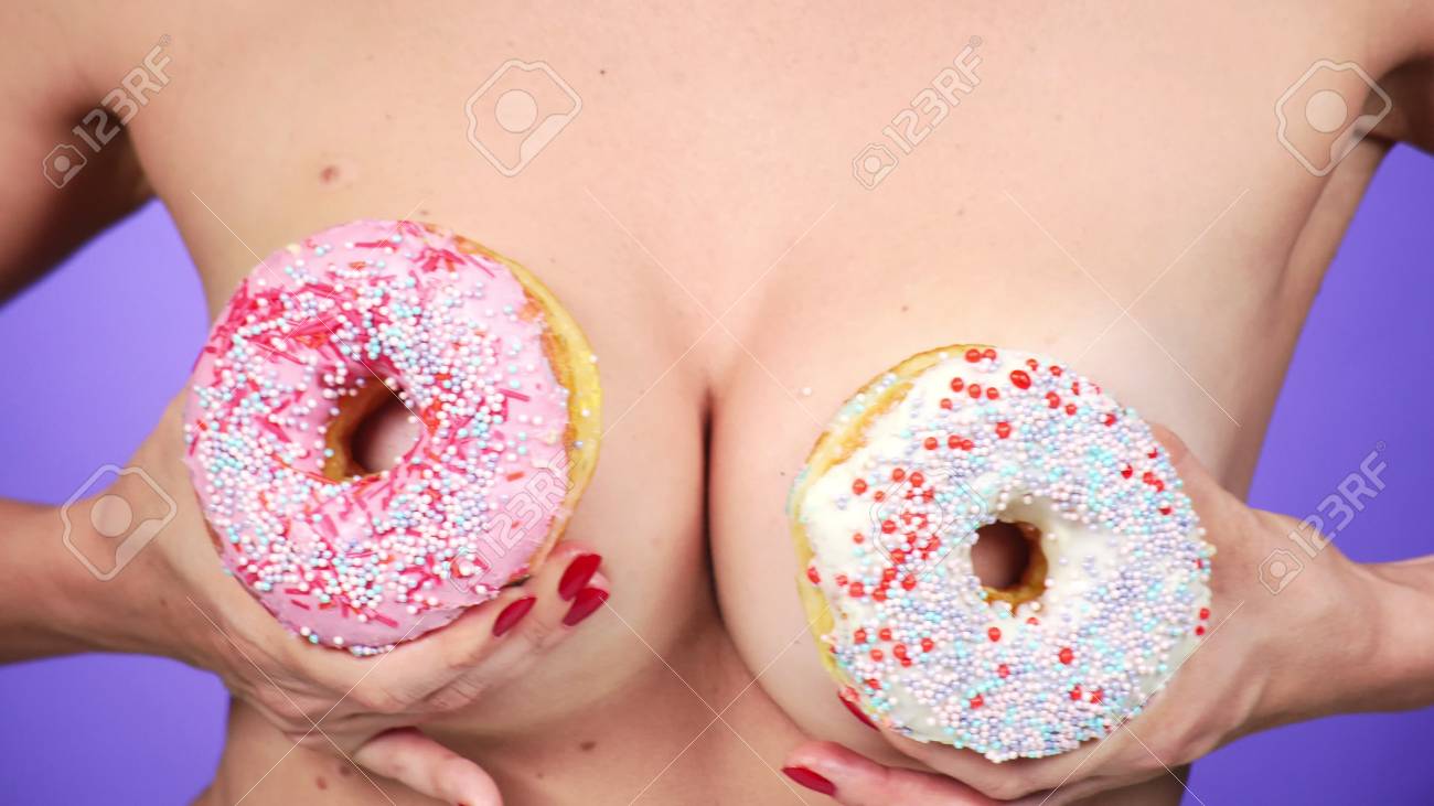 Nahaufnahme, Donut Und Weibliche Brüste. Donuts Porno. Donut-Liebhaber.  Frau Und Fastfood. Mode Minimale Kunst Lizenzfreie Fotos, Bilder und Stock  Fotografie. Image 116129382.