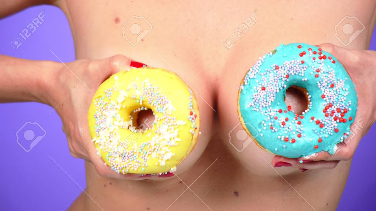 Nahaufnahme, Donut Und Weibliche Brüste. Donuts Porno. Donuts-Liebhaber.  Sexy Frau Und Fast Food. Mode Minimale Kunst Lizenzfreie Fotos, Bilder und  Stock Fotografie. Image 116129383.