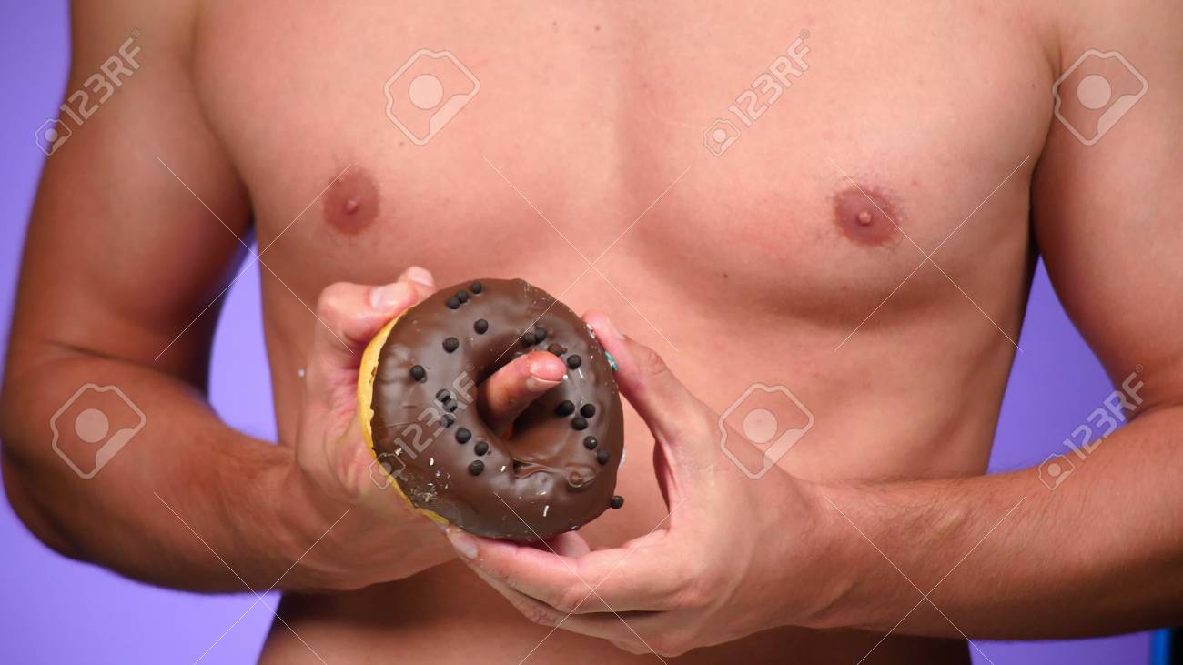 Nahaufnahme, Donut Und Männliche Brüste. Donuts Porno. Donut-Liebhaber.  Mann Und Fastfood. Mode Minimale Kunst Lizenzfreie Fotos, Bilder und Stock  Fotografie. Image 116129434.
