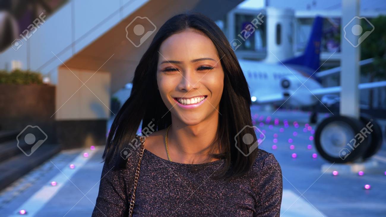 Ladyboy Belle Fille Asiatique Aux Yeux Bleus Regardant La Caméra Et  Souriant. Modèle Thaïlandais À L'aéroport À L'arrière-plan De L'avion  Banque D'Images et Photos Libres De Droits. Image 116680671