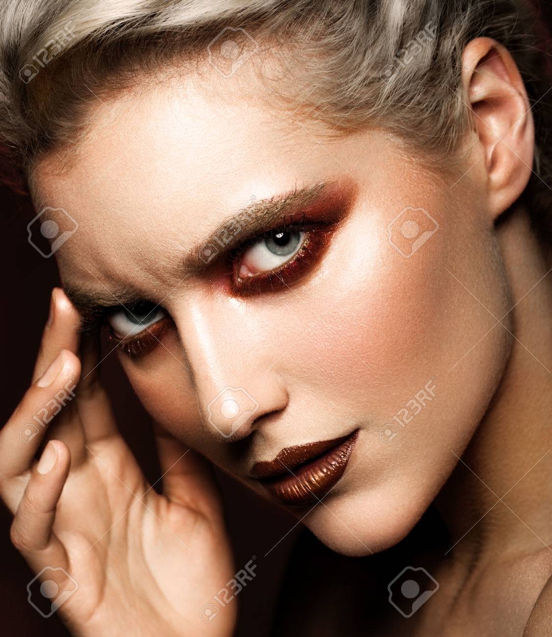 赤い唇の色ときれいな健康的な肌の顔に新鮮な化粧美人モデル女性の官能的な魅力の肖像画 の写真素材 画像素材 Image