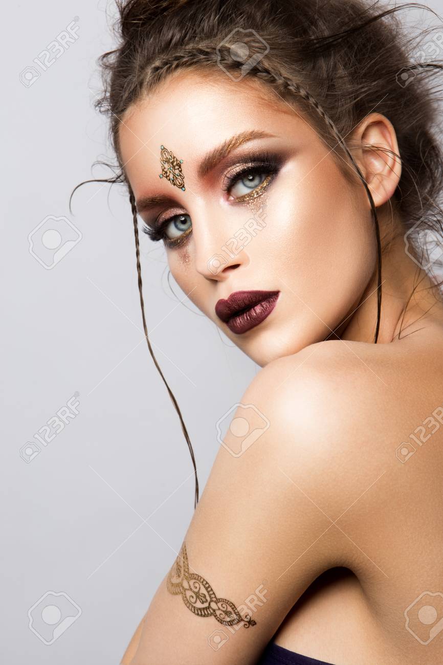 グラマー美人モデル ゴールド化粧とロマンチックな髪型の肖像画 の写真素材 画像素材 Image グラマー美人モデル ゴールド化粧とロマンチックな髪型の肖像画 の写真素材 画像素材 Image