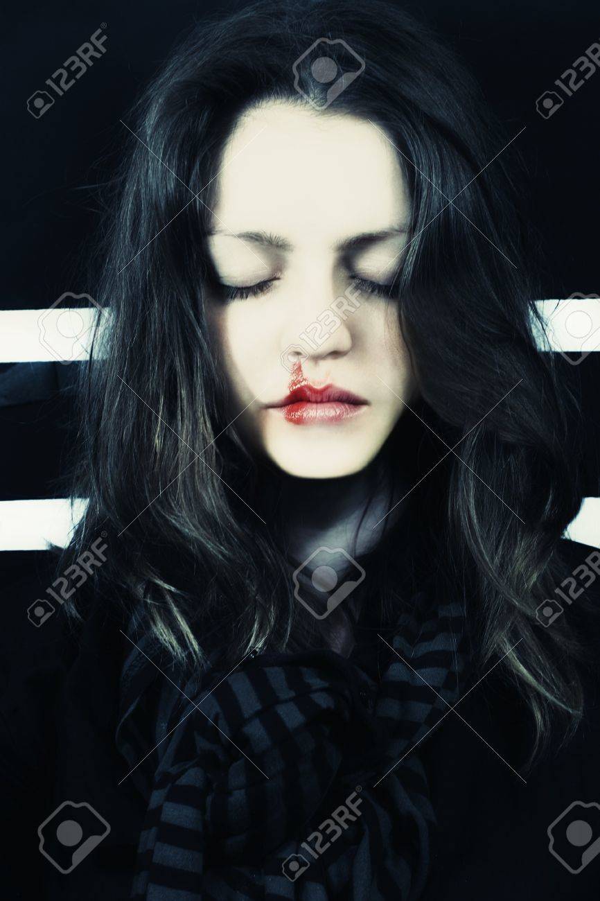 彼の唇上の血と若い美しい死んだ女の子の Portert の写真素材 画像素材 Image 彼の唇上の血と若い美しい死んだ女の子の Portert の写真素材 画像素材 Image
