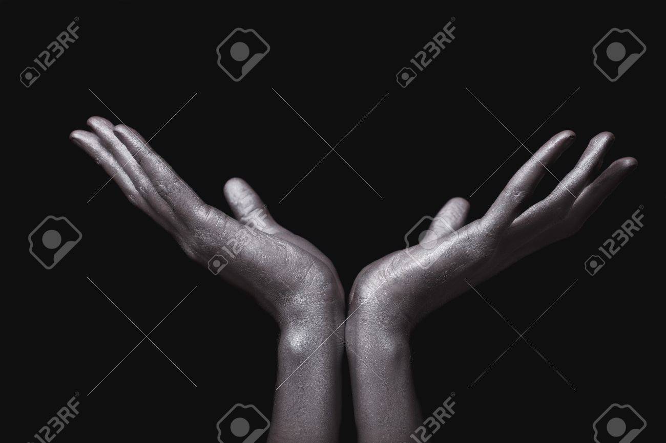 きれいな男の手の黒い背景にシルバー塗装 の写真素材 画像素材 Image