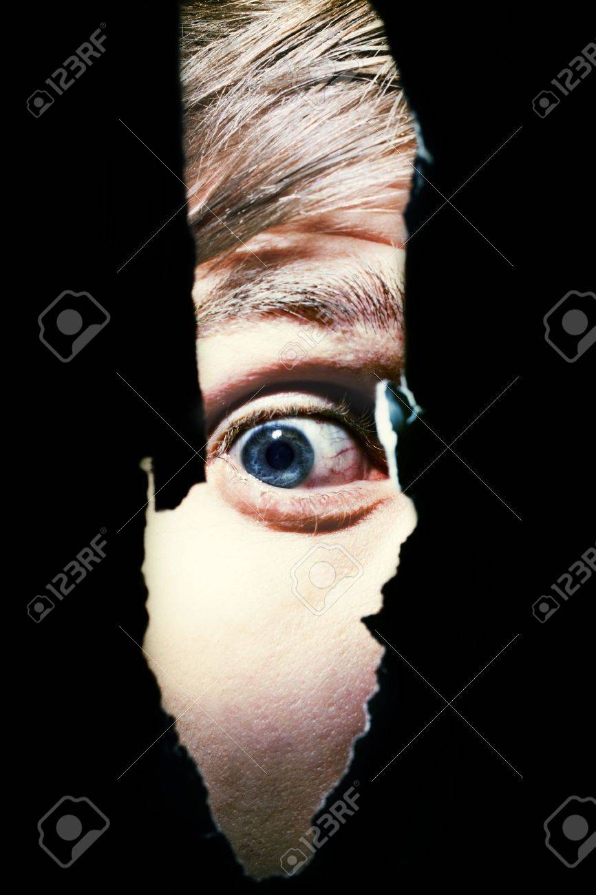 壁の穴を通してスパイ男の怖い目 の写真素材 画像素材 Image 壁の穴を通してスパイ男の怖い目 の写真素材 画像素材 Image