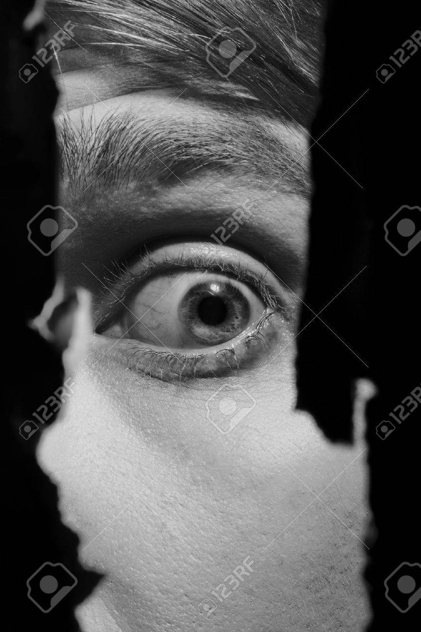 壁の穴を通してスパイ男の怖い目 の写真素材 画像素材 Image 壁の穴を通してスパイ男の怖い目 の写真素材 画像素材 Image