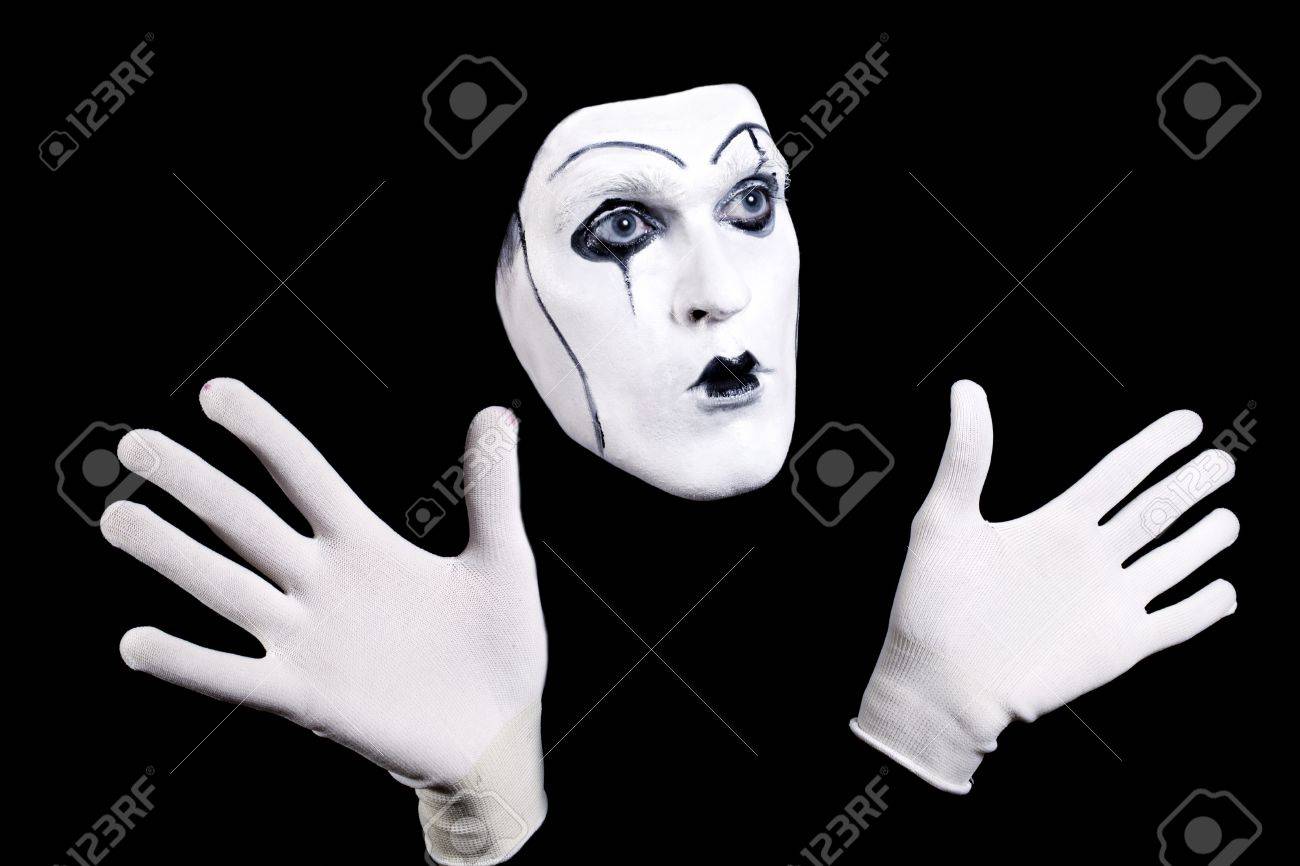mime 顔と白い手袋と黒の背景に分離された演劇的なメイクアップで手
