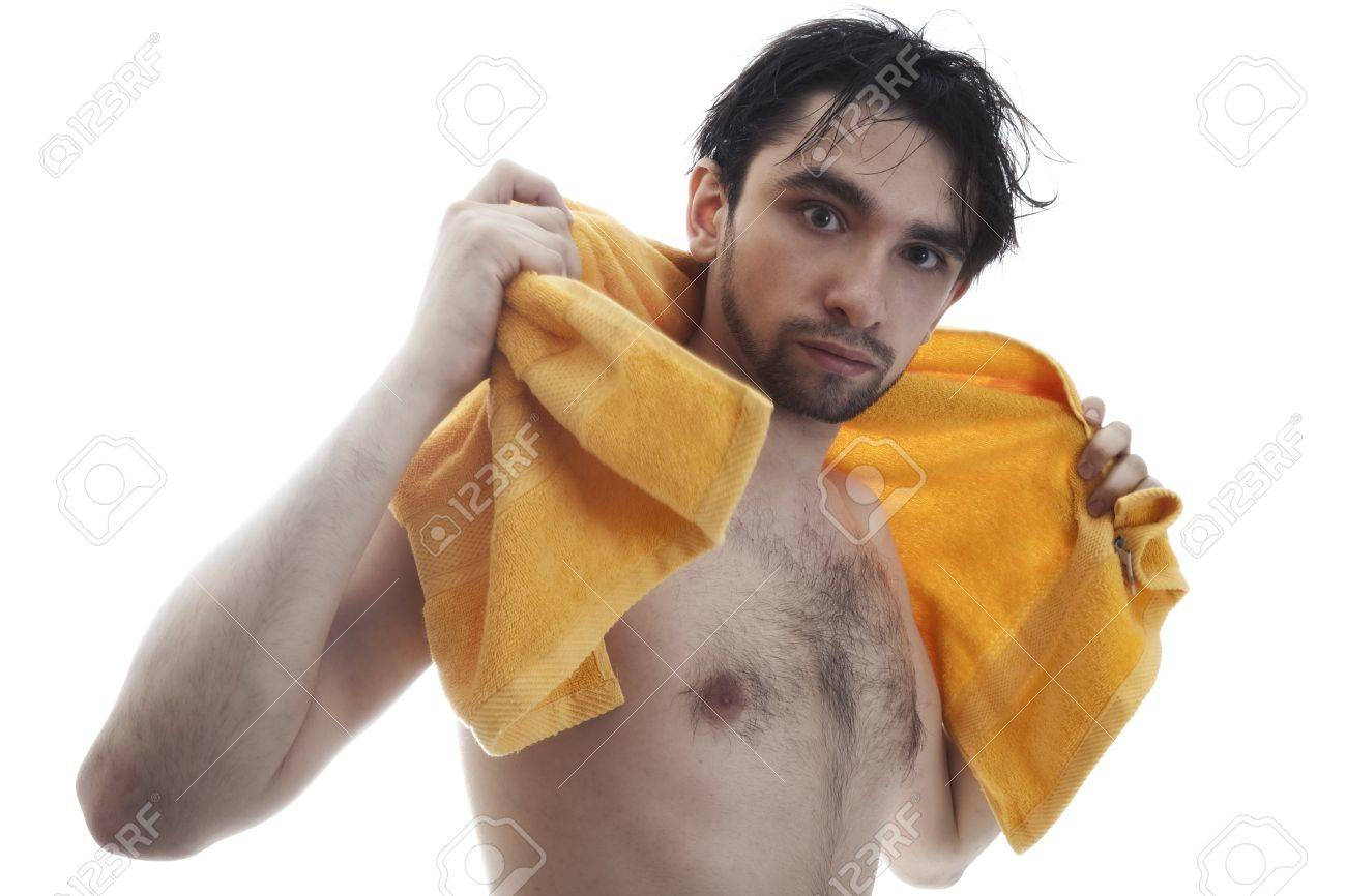 白い背景の上に彼の濡れた髪黄色タオルを拭く美しい若いブルネット裸の男 の写真素材 画像素材 Image