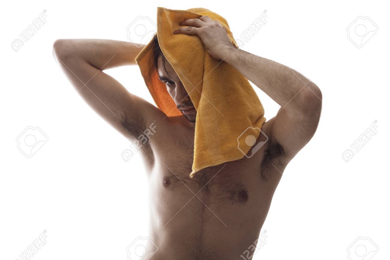 白い背景の上に彼の濡れた髪黄色タオルを拭く美しい若いブルネット裸の男 の写真素材 画像素材 Image