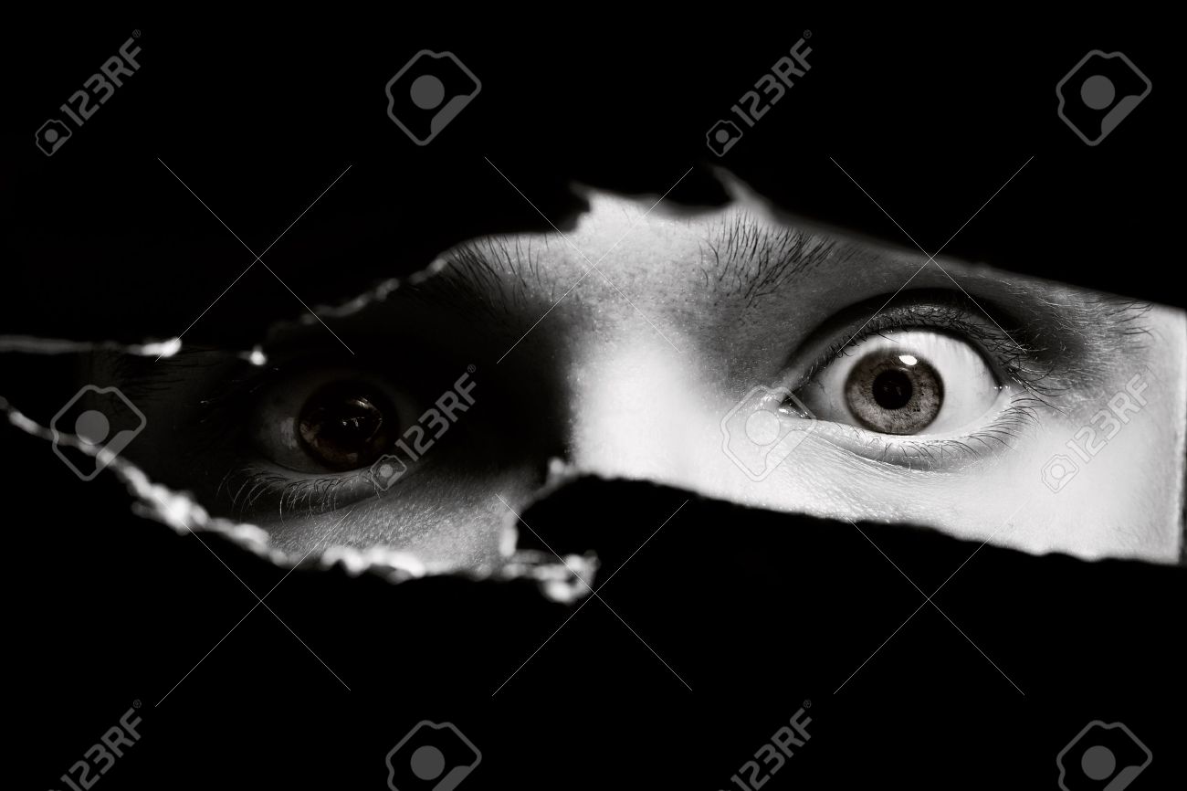 壁の穴を通してスパイ男の怖い目 の写真素材 画像素材 Image 壁の穴を通してスパイ男の怖い目 の写真素材 画像素材 Image
