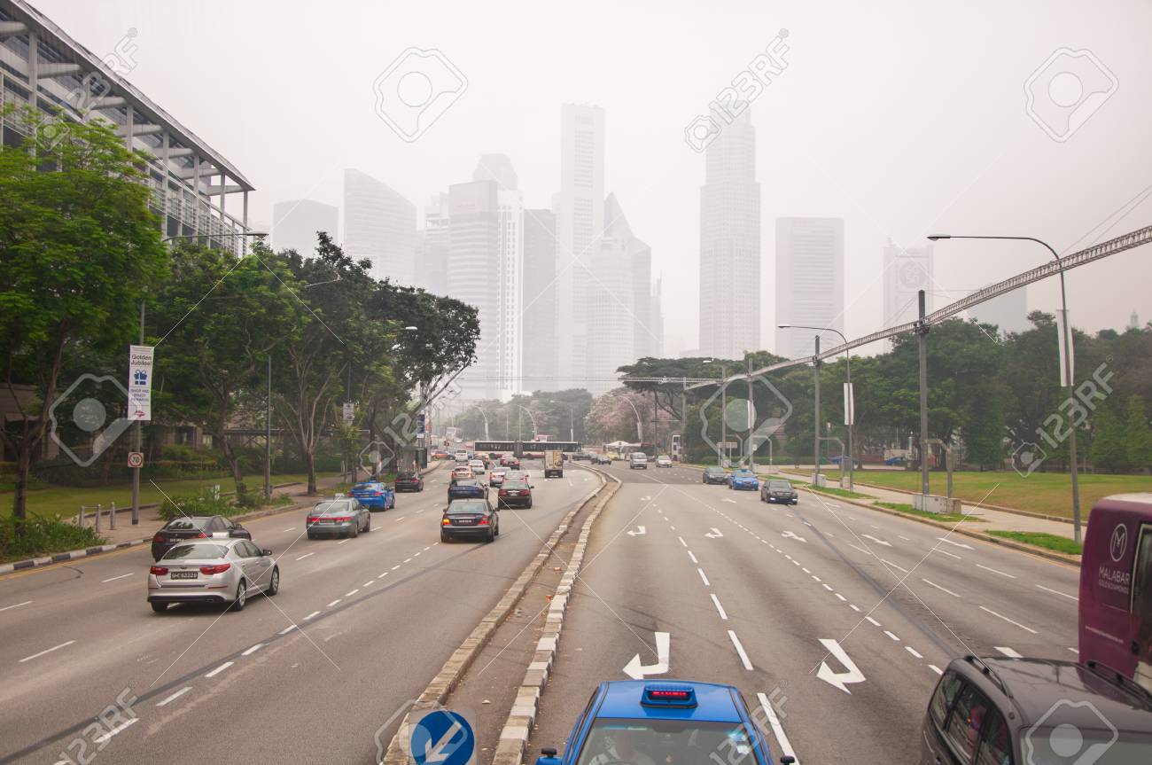 シンガポール 15 年 10 月 5 日 トラフィック ラッフルズ大通り地区インドネシアで毎年山火事から影響を及ぼす重いスモッグで見られます の写真素材 画像素材 Image 5497