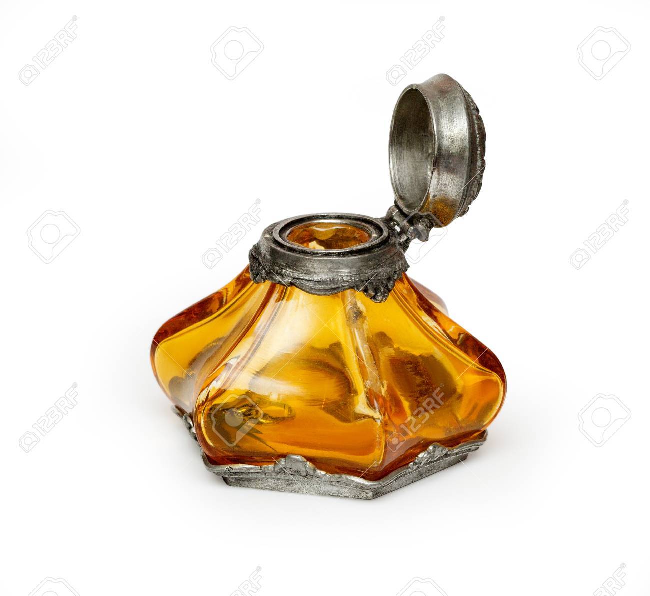 白地に華やかなアンティーク真鍮のインク壺 の写真素材 画像素材 Image