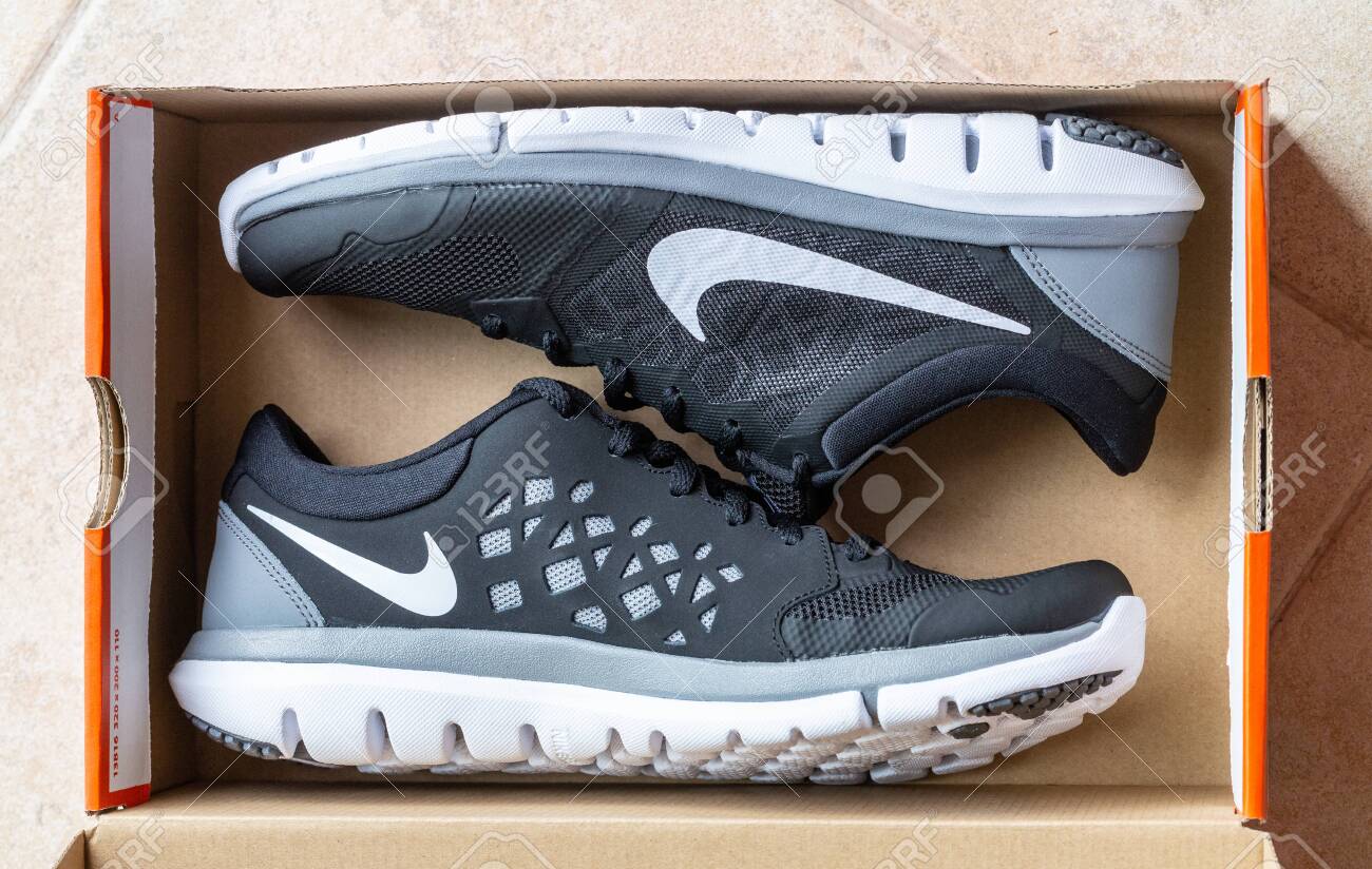 nieve No esencial Anónimo Mallorca, Spain May 10, 2016: Nike Sport Shoes In Shoe Cardboard.. Stock Photo, Picture And Royalty Free Image. Image 141900722. nieve No esencial Anónimo Mallorca, Spain May 10, 2016: Nike Sport Shoes In Shoe Cardboard.. Stock Photo, Picture And Royalty Free Image. Image 141900722.