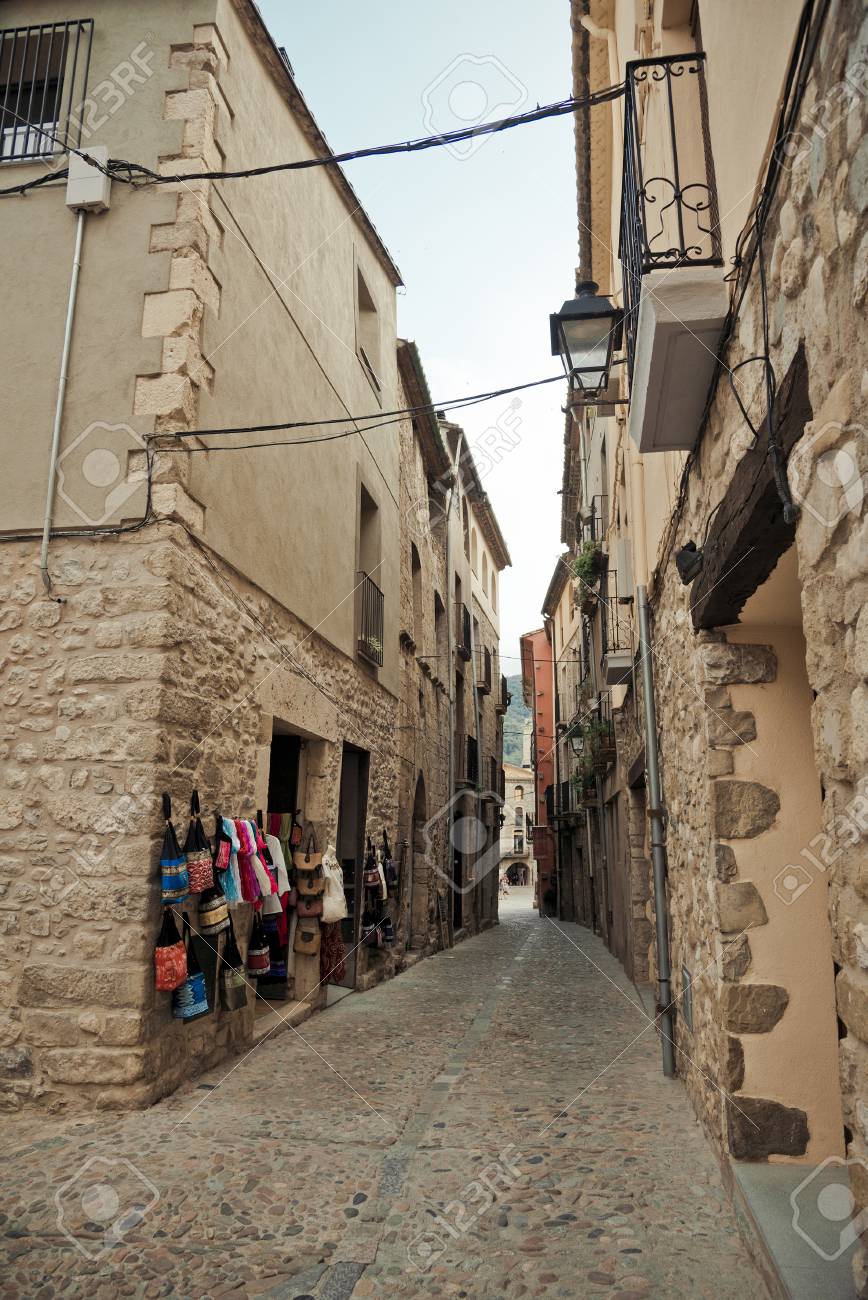 ベサルー スペインの古い町並み の写真素材 画像素材 Image ベサルー スペインの古い町並み の写真素材 画像素材 Image