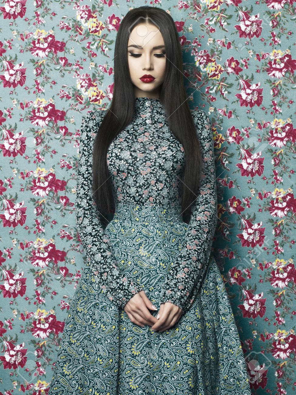 花の背景に美しいエレガントな女性のファッション アート写真 春夏 の写真素材 画像素材 Image