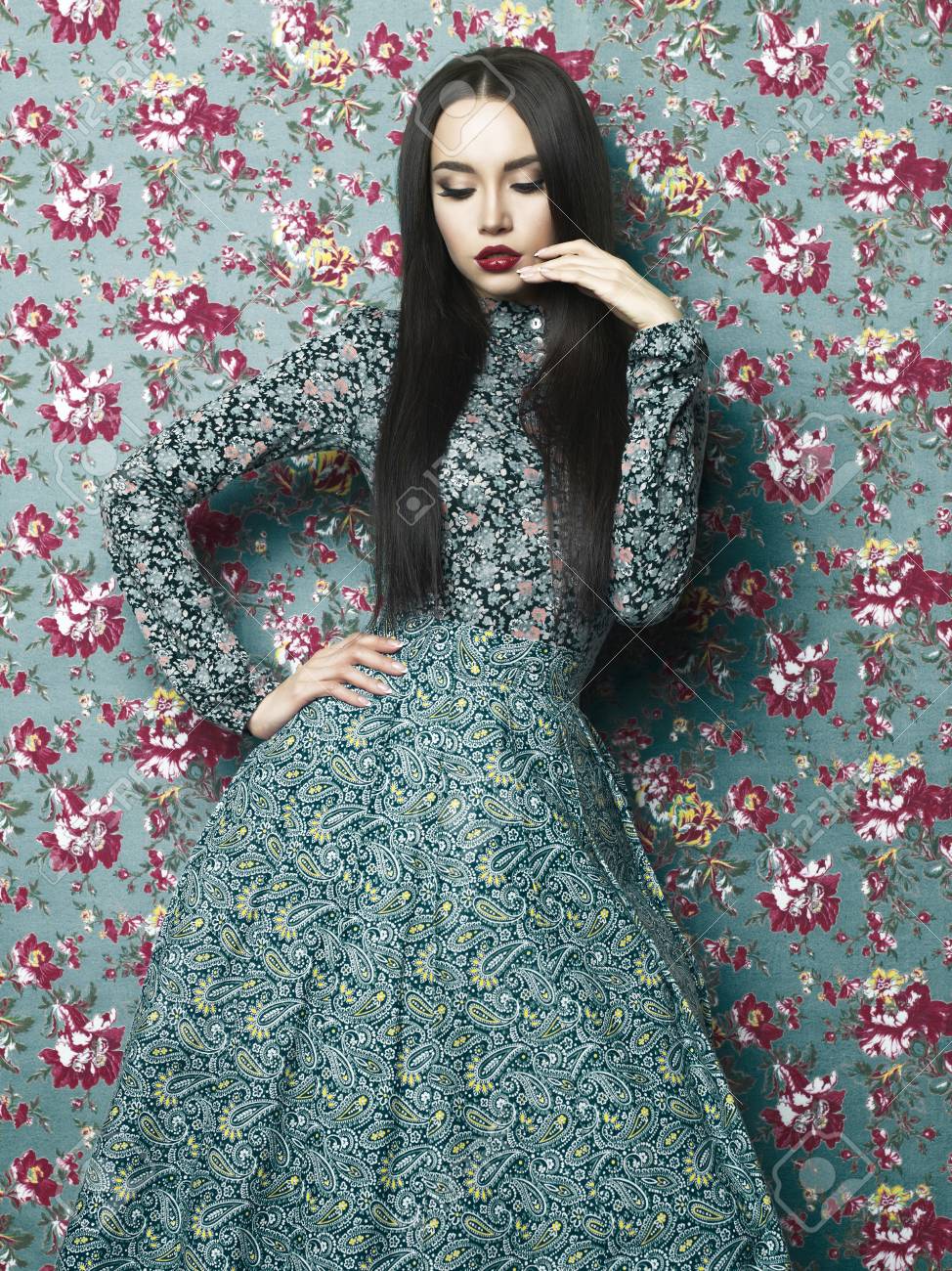 花の背景に美しいエレガントな女性のファッション アート写真 春夏 の写真素材 画像素材 Image 花の背景に美しいエレガントな女性のファッション アート写真 春夏 の写真素材 画像素材 Image