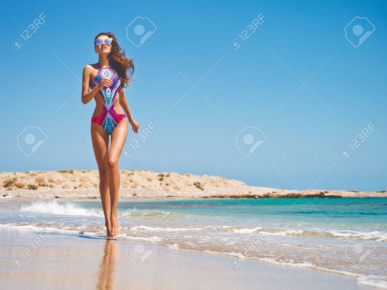 海の上を実行して幸せなスレンダー美人の屋外のファッション写真 ビーチ旅行 夏の感じ の写真素材 画像素材 Image 海の上を実行して幸せなスレンダー美人の屋外のファッション写真 ビーチ旅行 夏の感じ の写真素材 画像素材 Image