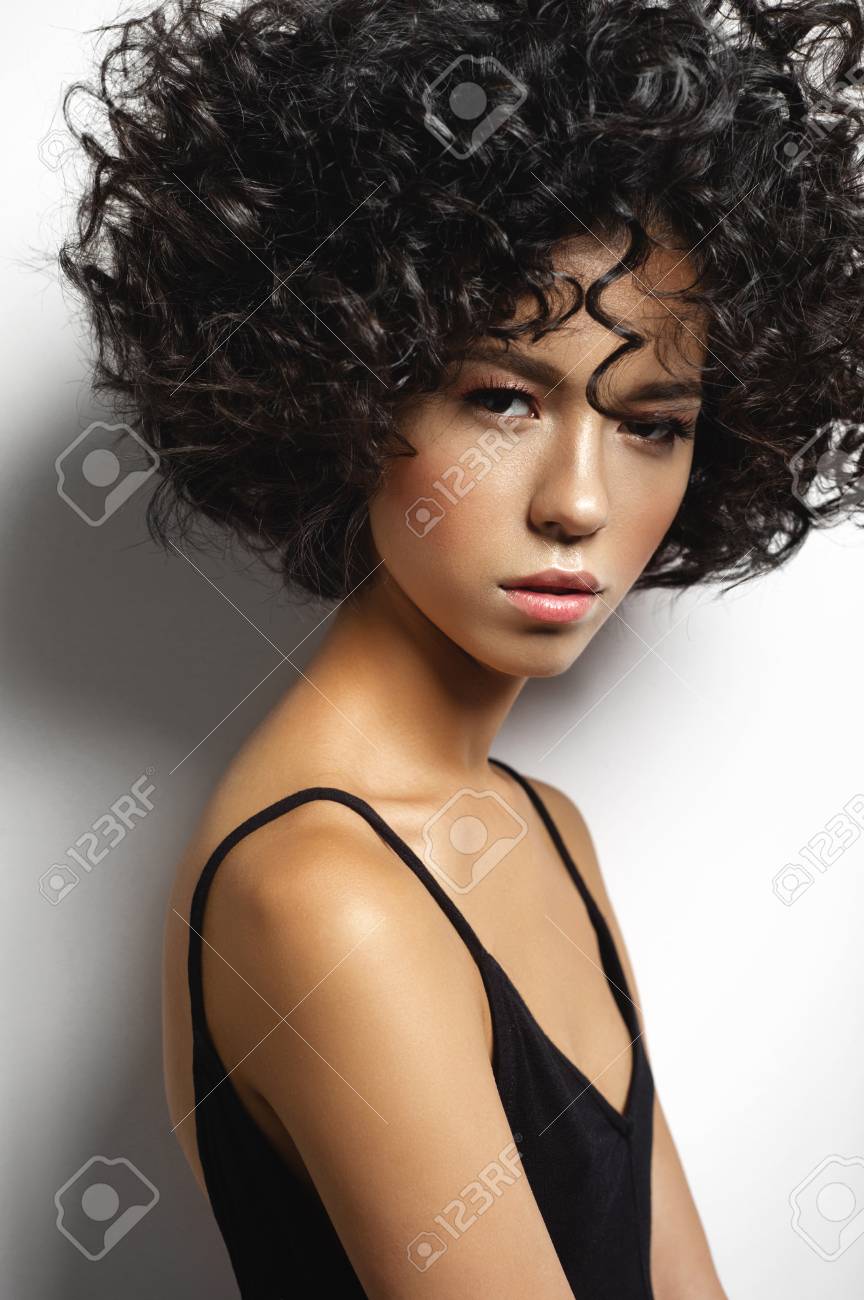 アフロカールヘアスタイルと黒いドレスで美しい女性のファッションスタジオの肖像画 ファッションと美容 の写真素材 画像素材 Image アフロカールヘアスタイルと黒いドレスで美しい女性のファッションスタジオの肖像画 ファッションと美容 の写真素材 画像素材 Image