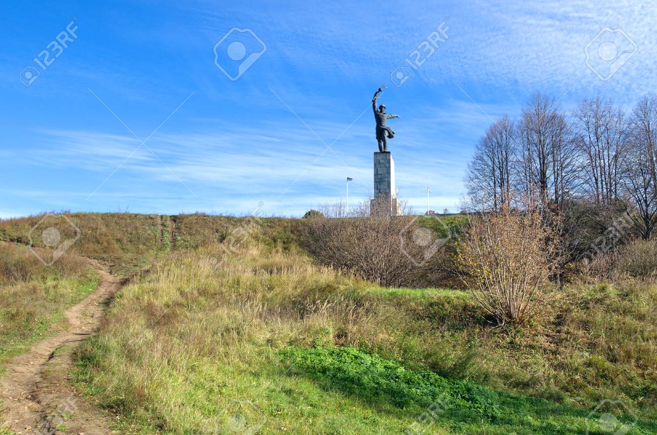 Yakhroma モスクワ地域 ロシア 13 年 10 月 14 日 モスクワの戦いの英雄への記念碑の高さ Peremilovskaya の写真素材 画像素材 Image