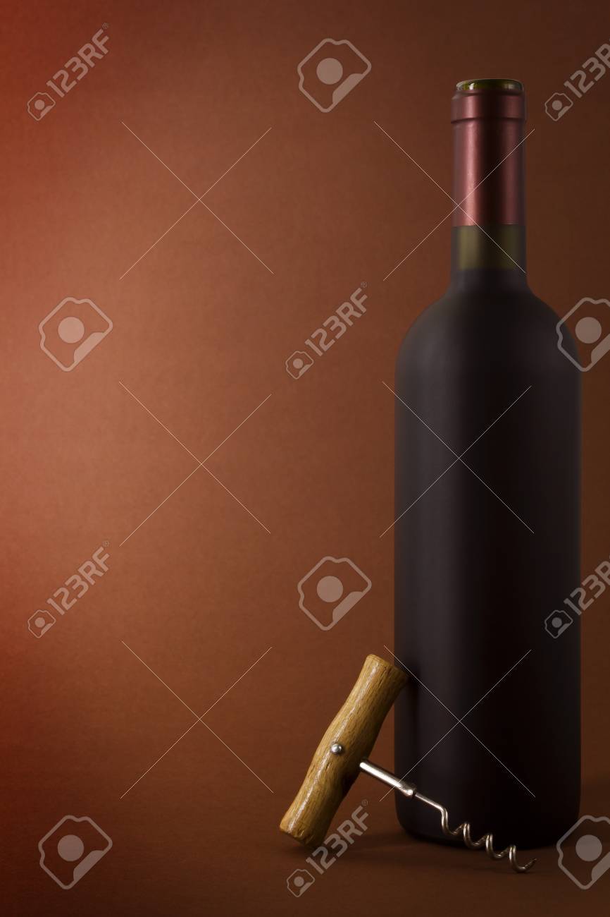 ワインの瓶とコルク栓抜き紙の背景に の写真素材 画像素材 Image