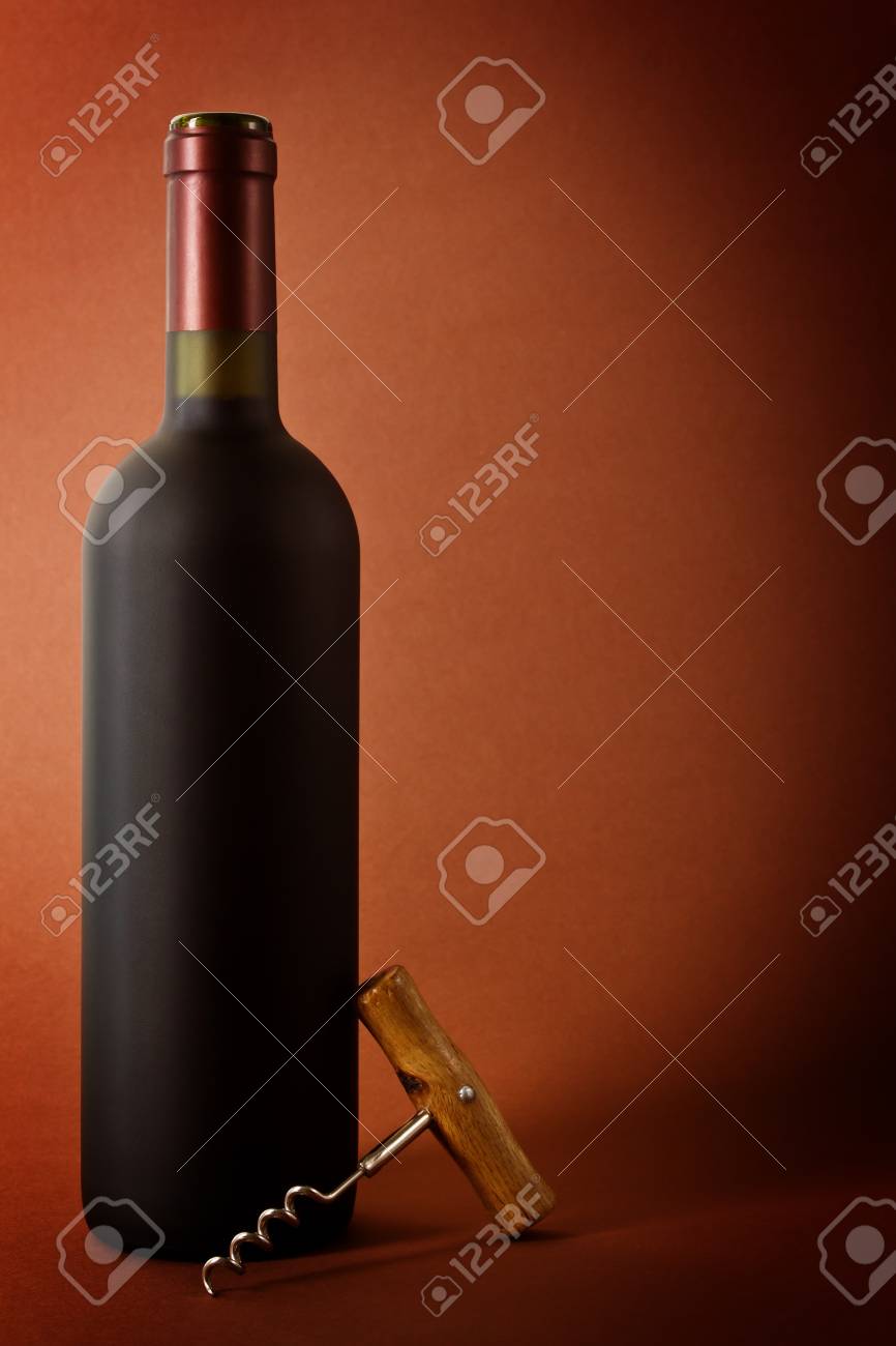 ワインの瓶とコルク栓抜き紙の背景に の写真素材 画像素材 Image