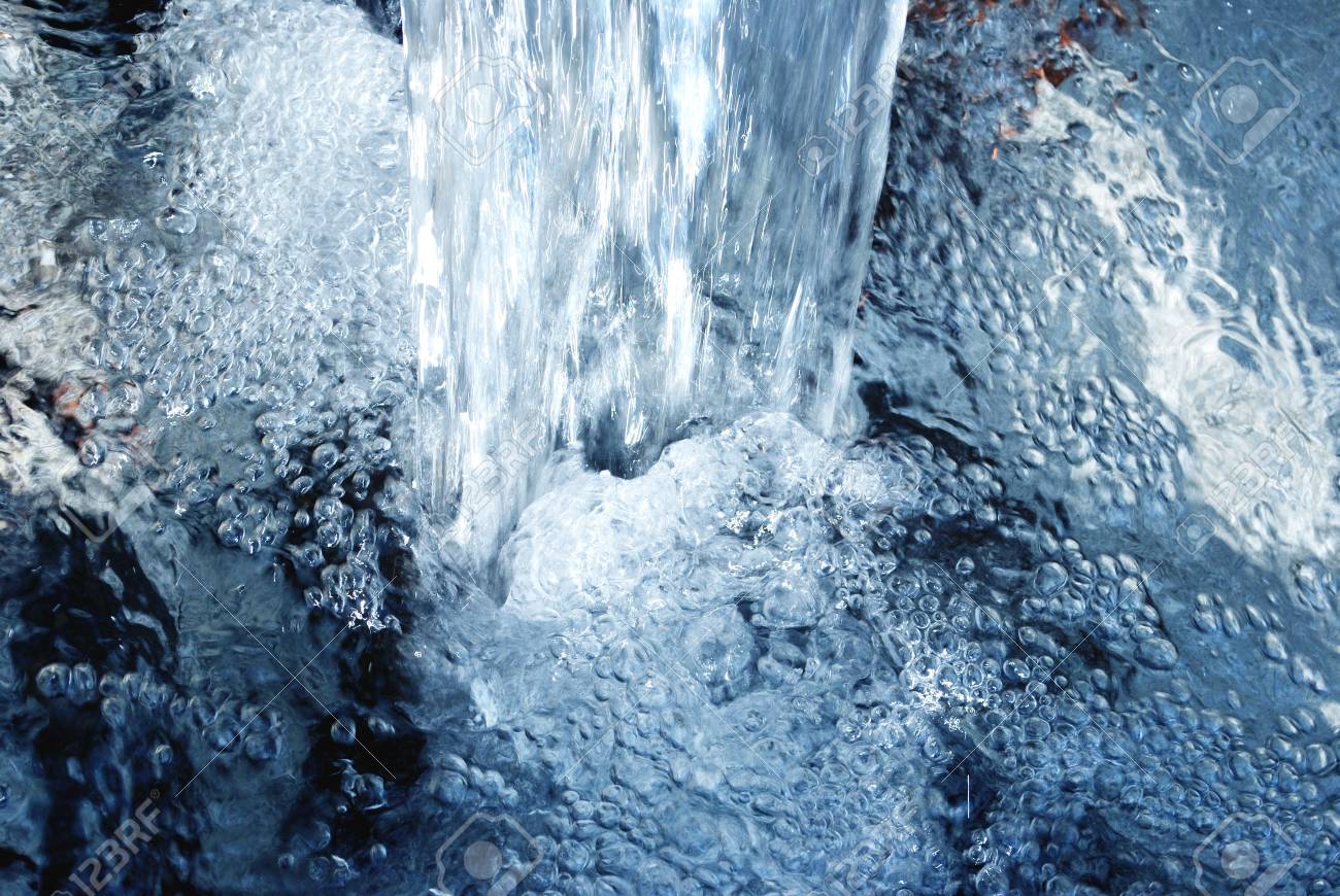 きれいな水の流れ 水を飲む の写真素材 画像素材 Image