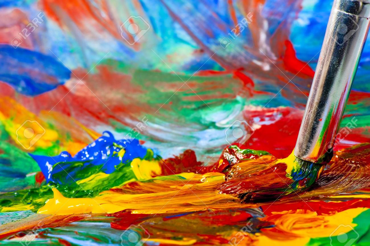 палитра красок для рисования. масляные краски перемешивать. палитра с красками и кистями. искусство рисования. палитра для смешивания.