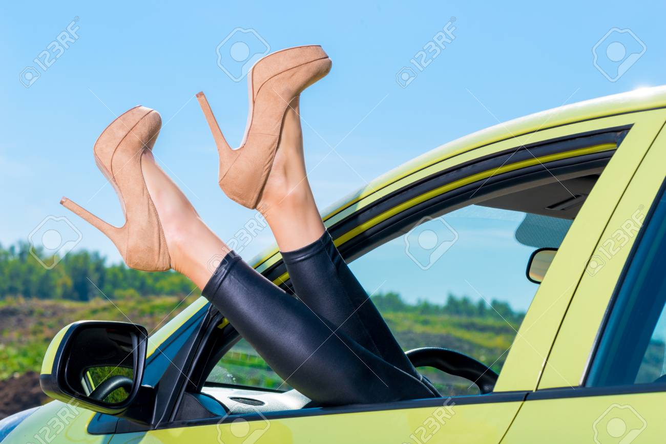 車の窓から突き出てかかとの高い靴で足の美しい女性 の写真素材 画像素材 Image