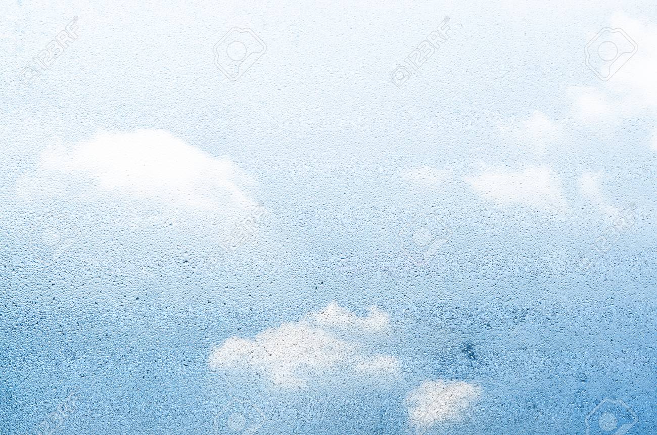水の滴とガラスの背景を介して空 窓の結露 部屋の湿度が高い の写真素材 画像素材 Image