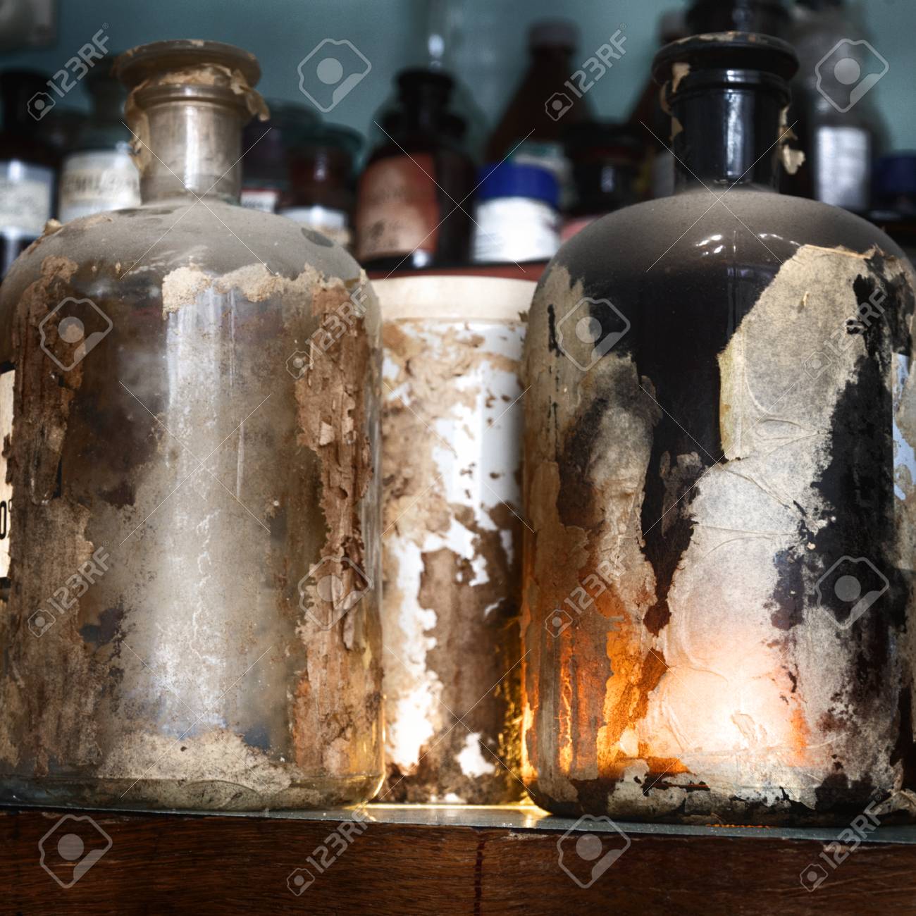 古い研究室 錬金術師の表 研究室のテーブル 化学物質と毒物で染色します の写真素材 画像素材 Image