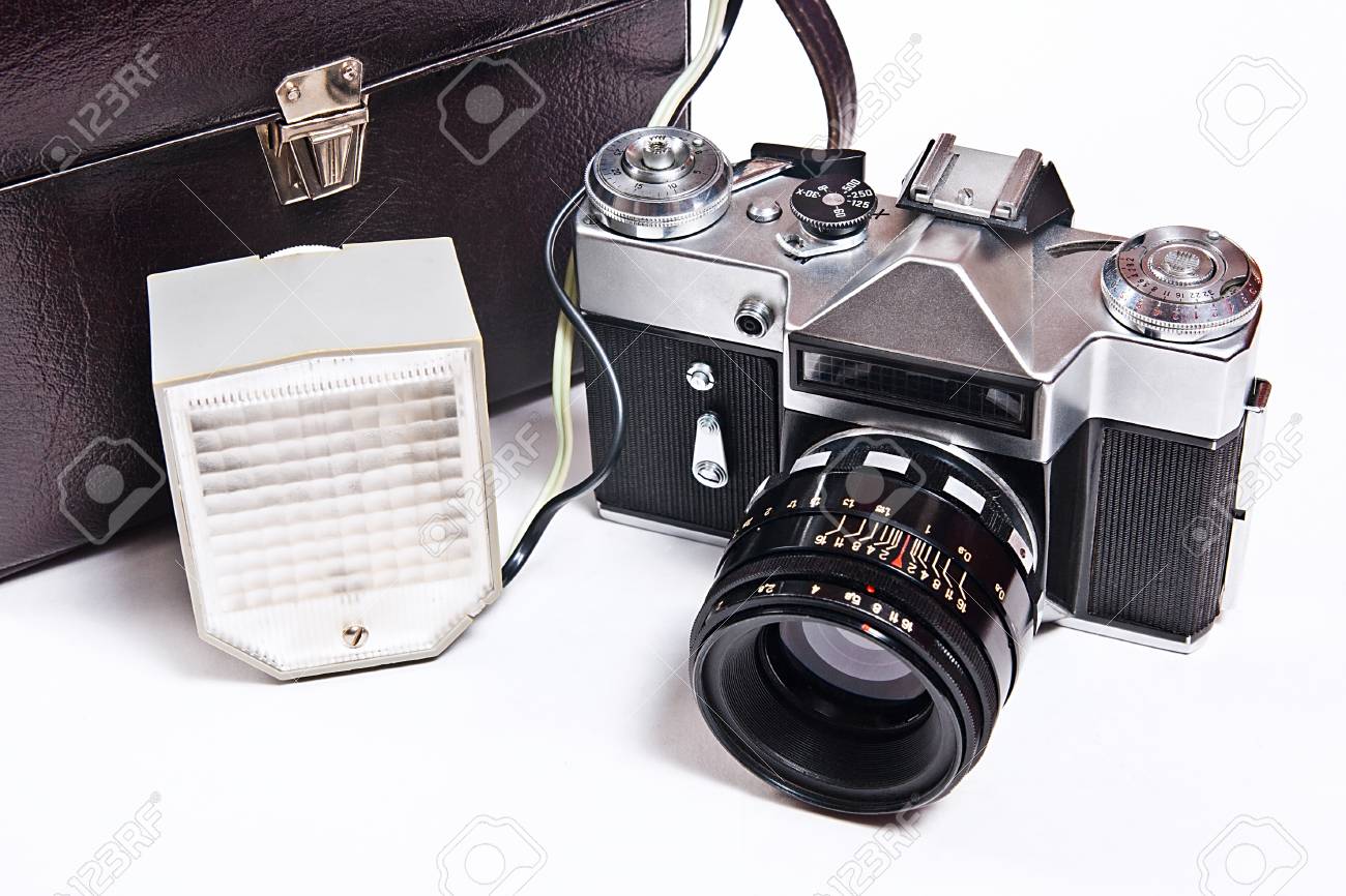 Entfernungsmesser Für Fotografie : Alte entfernungsmesser vintage foto kamera mit blitz isoliert auf