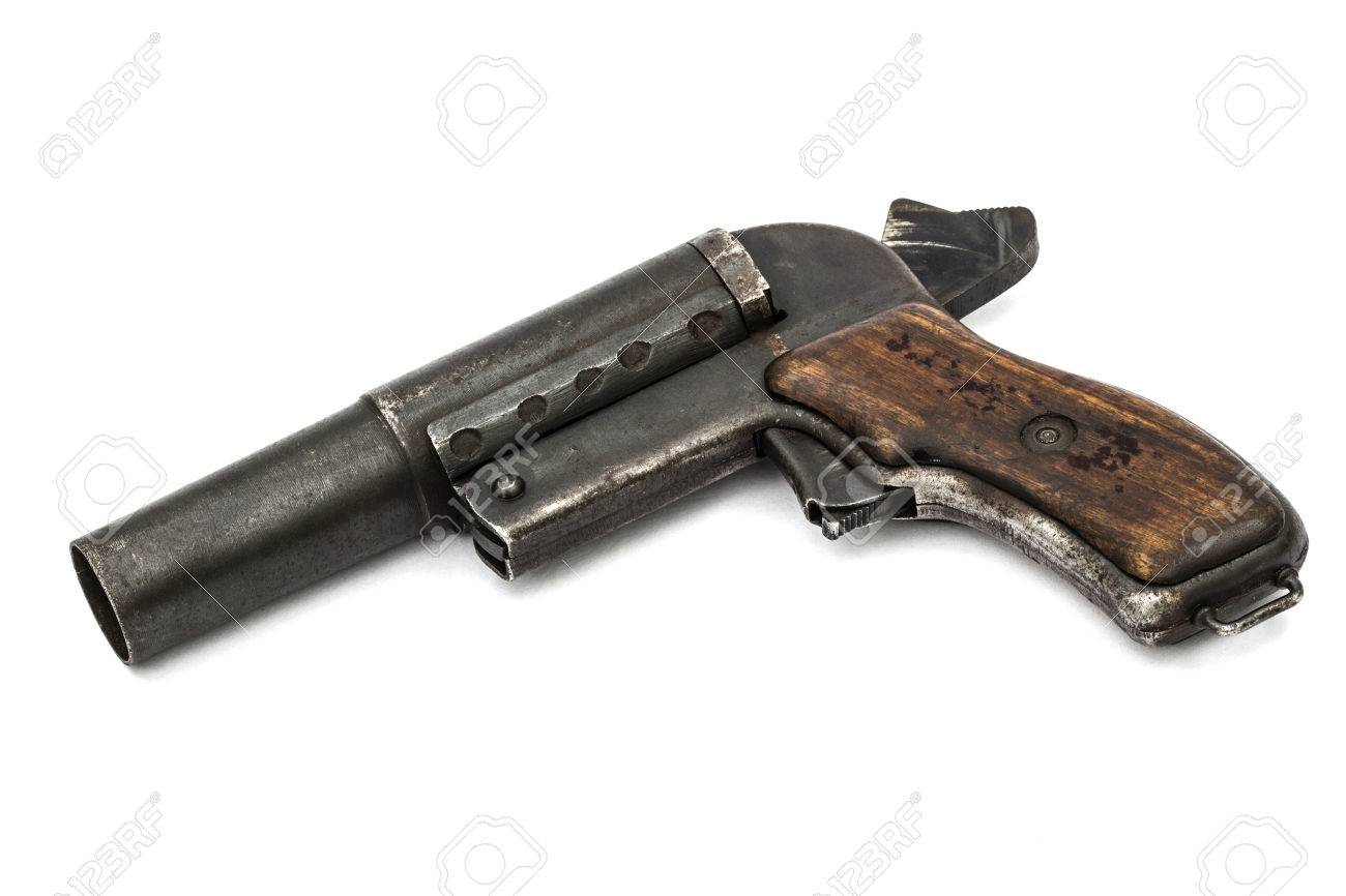 古い信号ピストル ハンマーで火炎信号銃を傾けて 白い背景で隔離 の写真素材 画像素材 Image