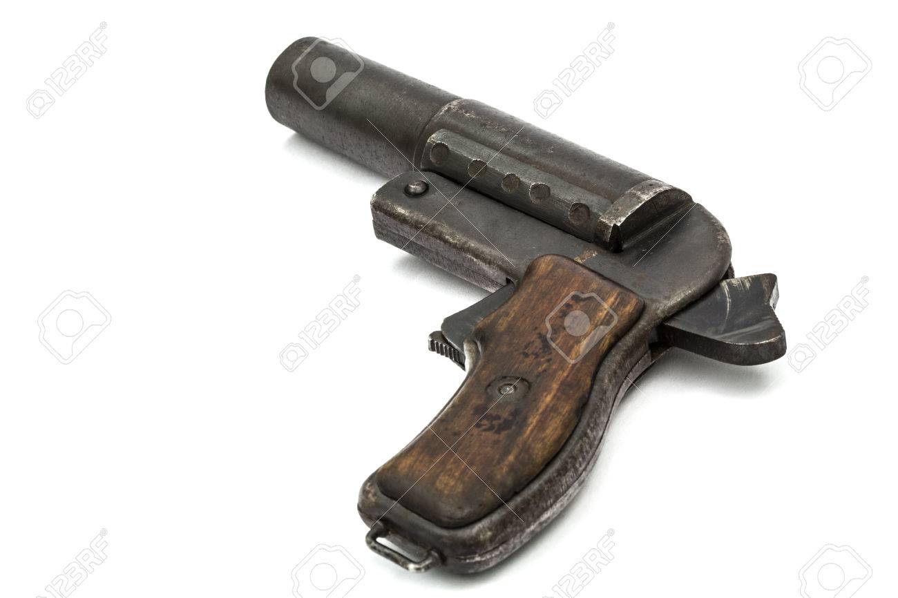 古い信号ピストル ハンマーで火炎信号銃を傾けて 白い背景で隔離 の写真素材 画像素材 Image