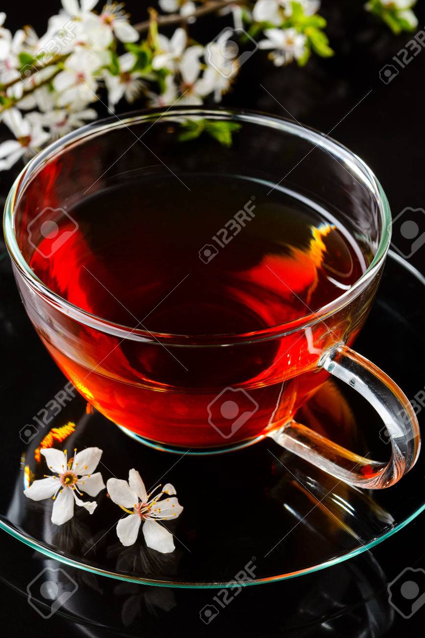 黒の紅茶と桜の枝のカップ の写真素材 画像素材 Image