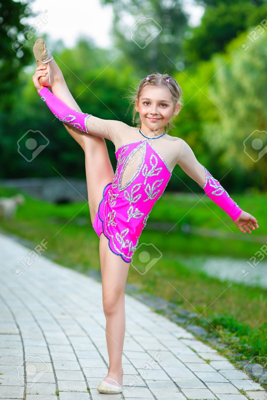 Bild Von Flexiblen Kleines Madchen Das Gymnastik Tut Vertikale Teilung Lizenzfreie Fotos Bilder Und Stock Fotografie Image 44672615
