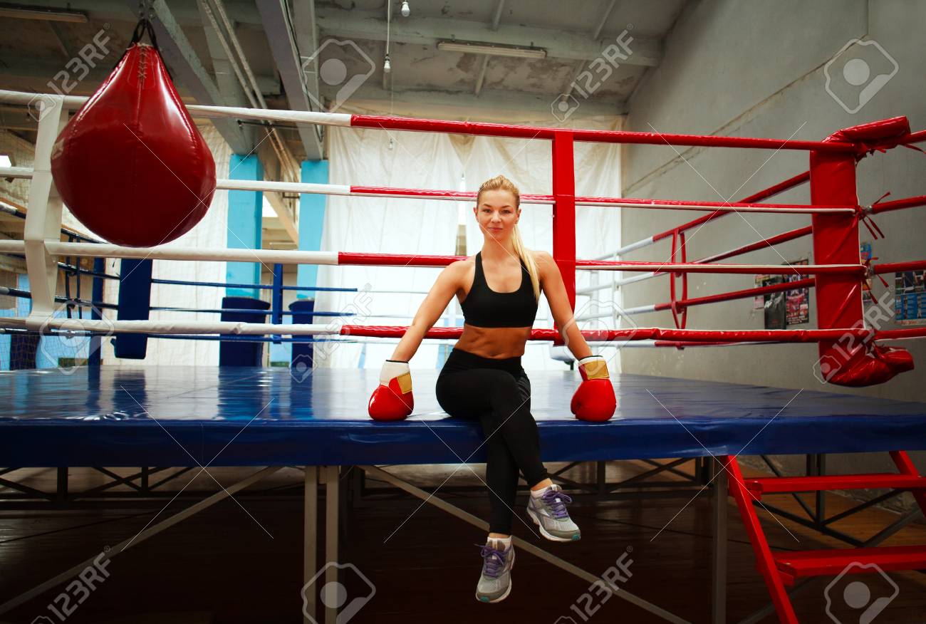 リングの背景にジムでボクシング グローブの運動の若い女性 の写真素材 画像素材 Image リングの背景にジムでボクシング グローブの運動の若い女性 の写真素材 画像素材 Image
