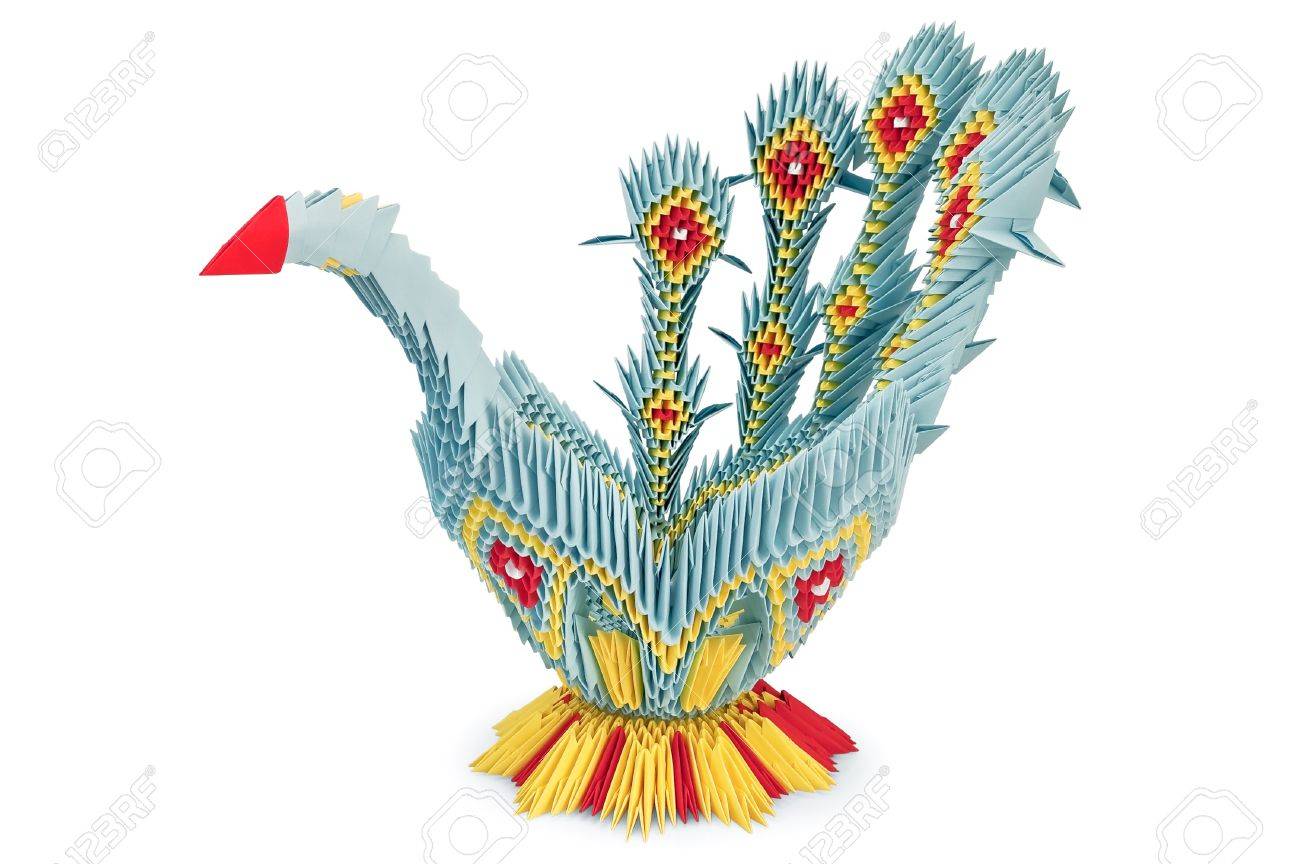 Origami Sous La Forme De Jaune Oiseau Bleu Et Rouge Avec La Queue Irisée Est Isolé Sur Un Fond Blanc