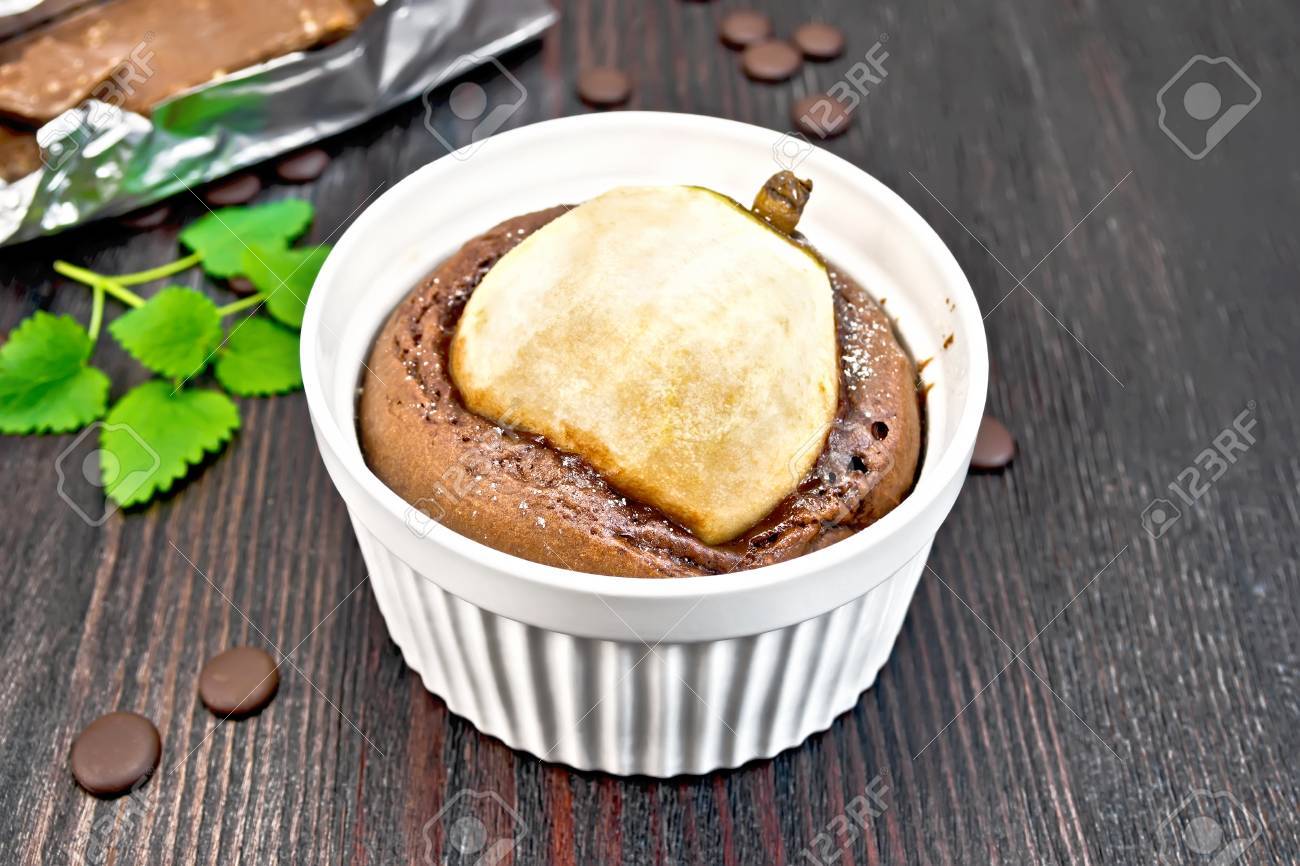 Gateau Au Chocolat Et Poire Dans Un Bol Blanc A La Menthe Sur Le