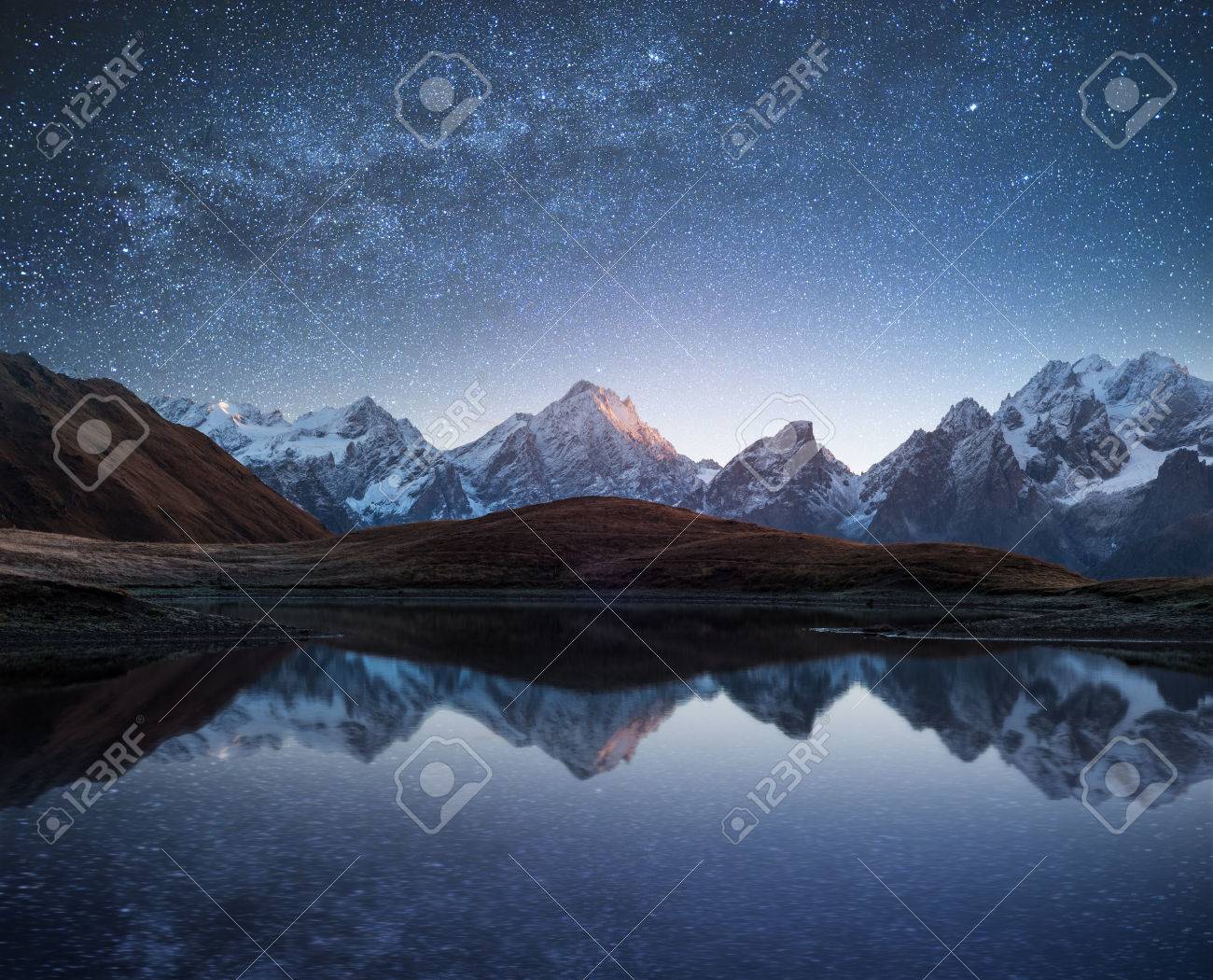 Ciel De Nuit Avec Des étoiles Et La Voie Lactée Sur Un Lac De Montagne Collage De Deux Cadres Photos De Traitement De Lart