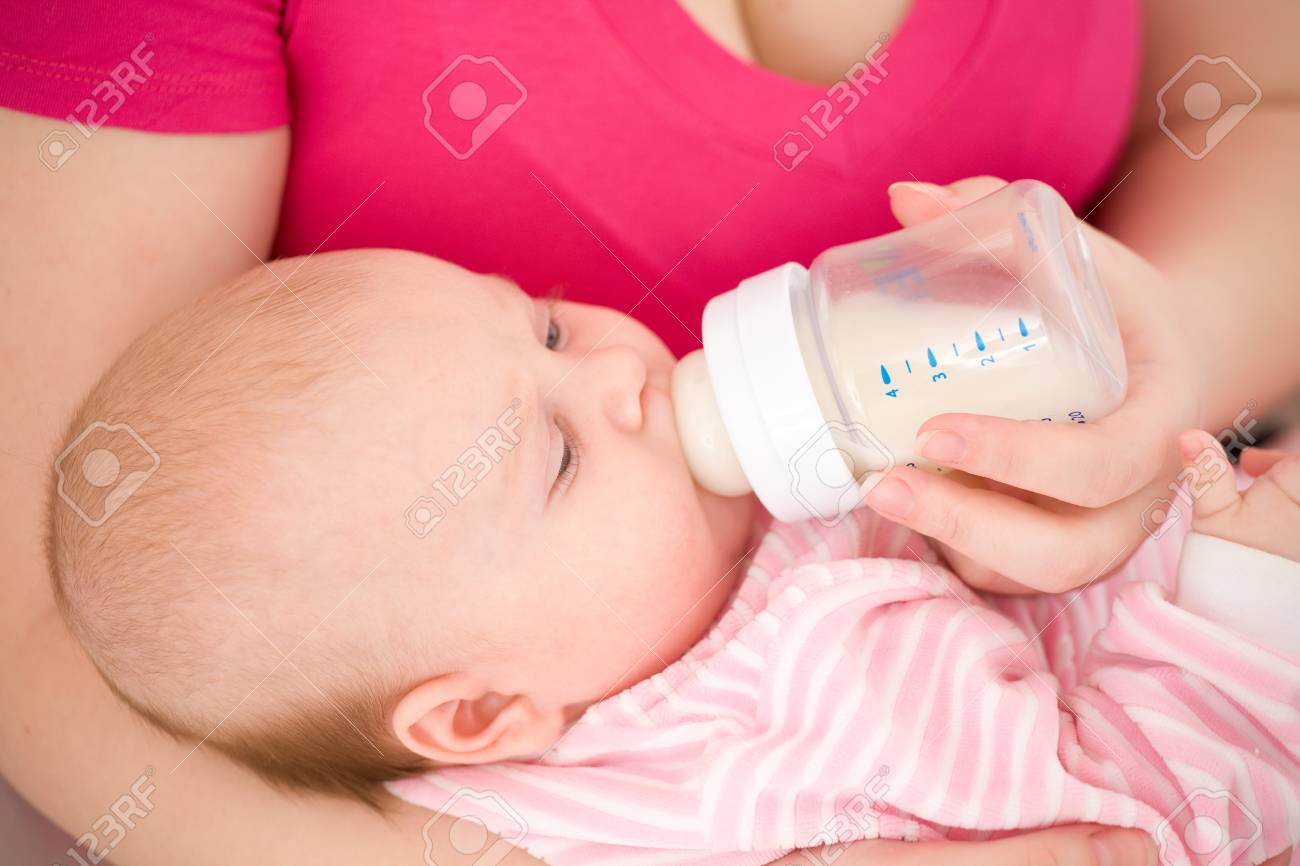 Alimentation Du Bebe Poitrine Par Un Melange De Produits Laitier De La Petite Bouteille Pour Enfants Banque D Images Et Photos Libres De Droits Image 104 Alimentation Du Bebe Poitrine Par Un Melange De Produits Laitier De La Petite Bouteille Pour Enfants Banque D Images Et Photos Libres De Droits Image 104