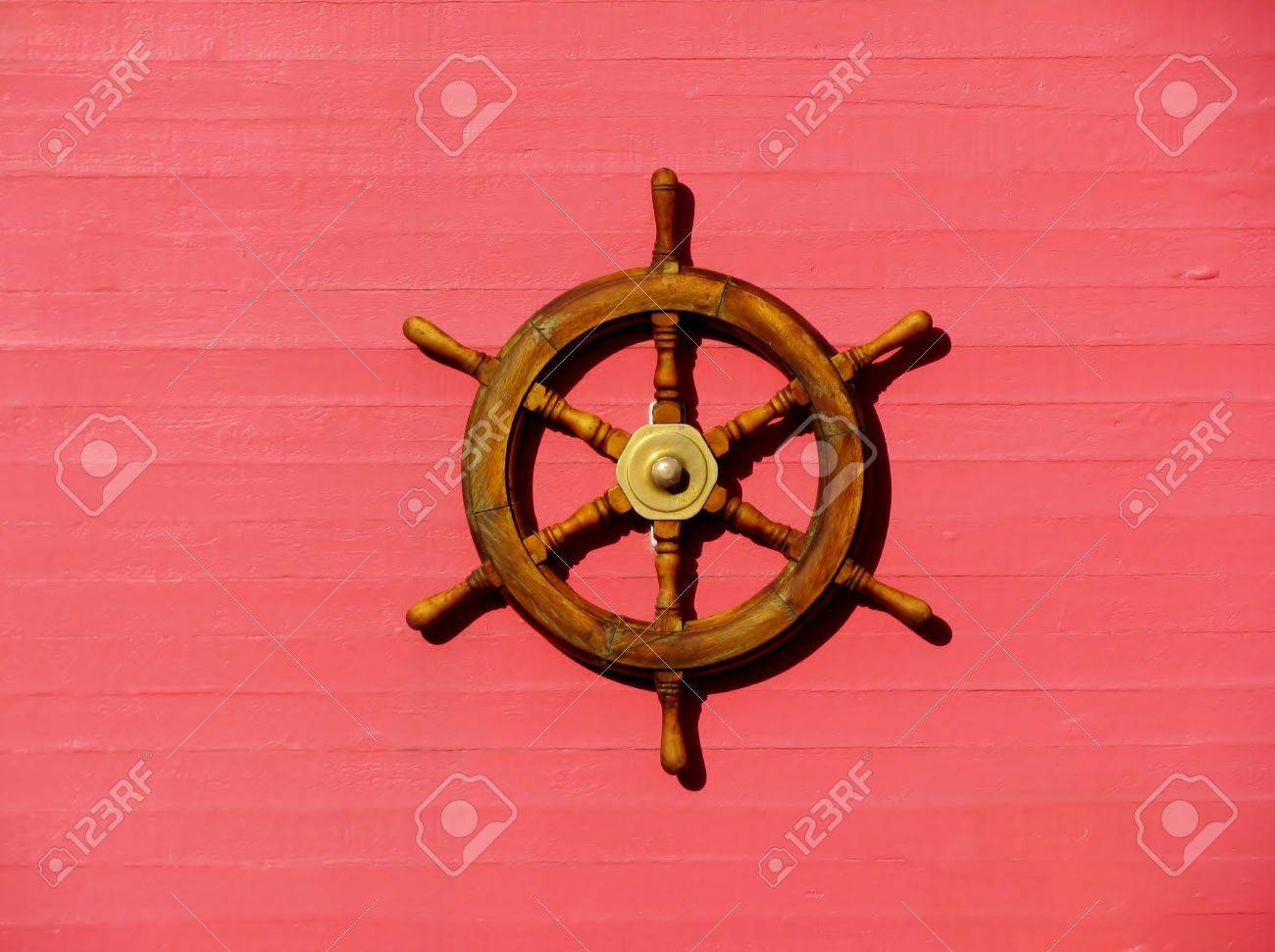 Volante De Direccion De La Nave En Una Pared De Color Rosa Fotos