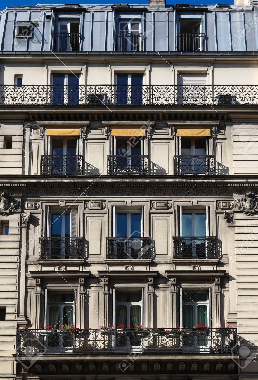 パリの建物は フランスの伝統的なファサード の写真素材 画像素材 Image