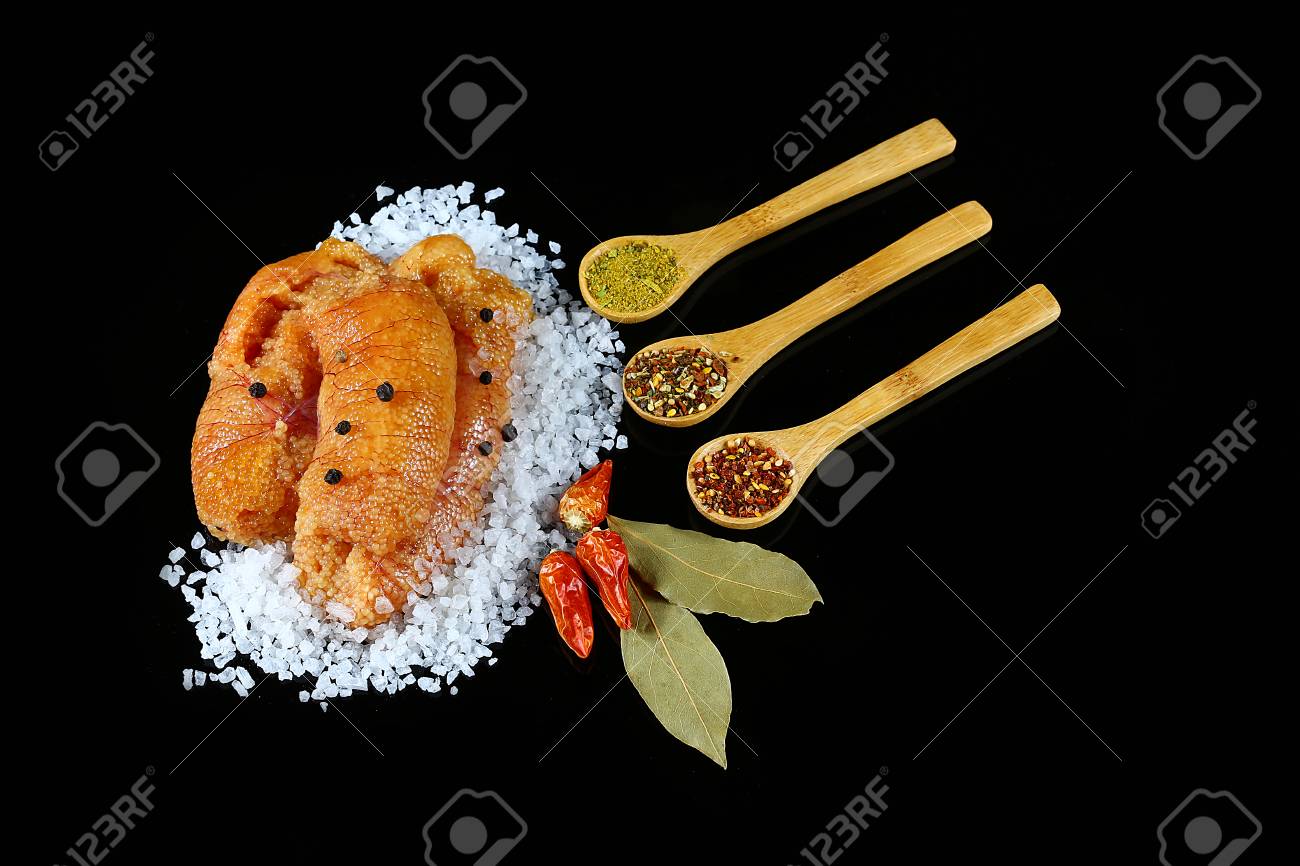 おいしいキャビア 卵のクローズアップ パイクキャビアフラットは海の白塩 赤唐辛子 月桂樹の葉 黒い背景にスパイスと木製のスプーン トップビュー セット の写真素材 画像素材 Image