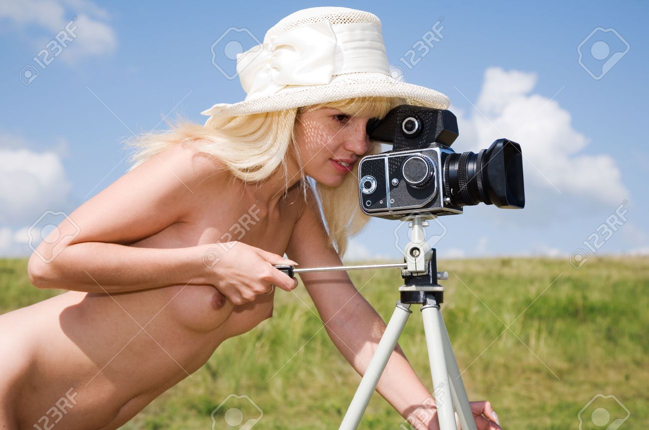 shutter camera nude girl photograph 古い Photocamera でヌード少女の写真素材・画像素材 Image 5029144
