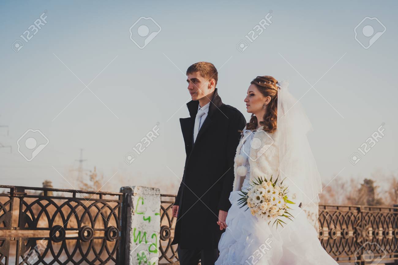 海での結婚式 新婚旅行 湖の岸に抱いて新郎新婦 新郎と新婦の緑湖のハグします 新郎と新婦の公園で ウェディング ドレス ブライダル結婚式の花の花束 の写真素材 画像素材 Image