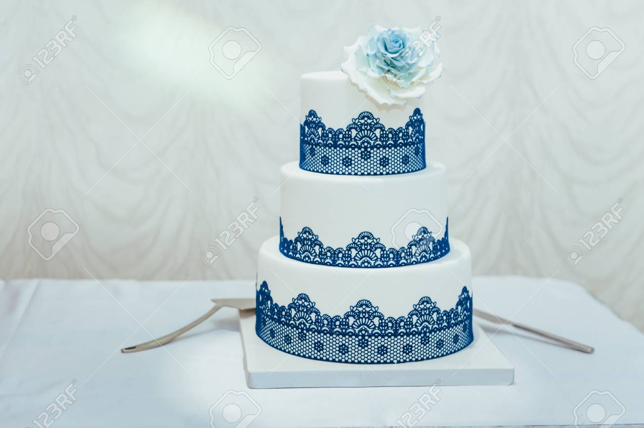 Gateau De Mariage Bleu Decore De Fleurs Blanches Gros Plan De Gateau De Mariage Bleu Et Blanc A La Reception Banque D Images Et Photos Libres De Droits Image