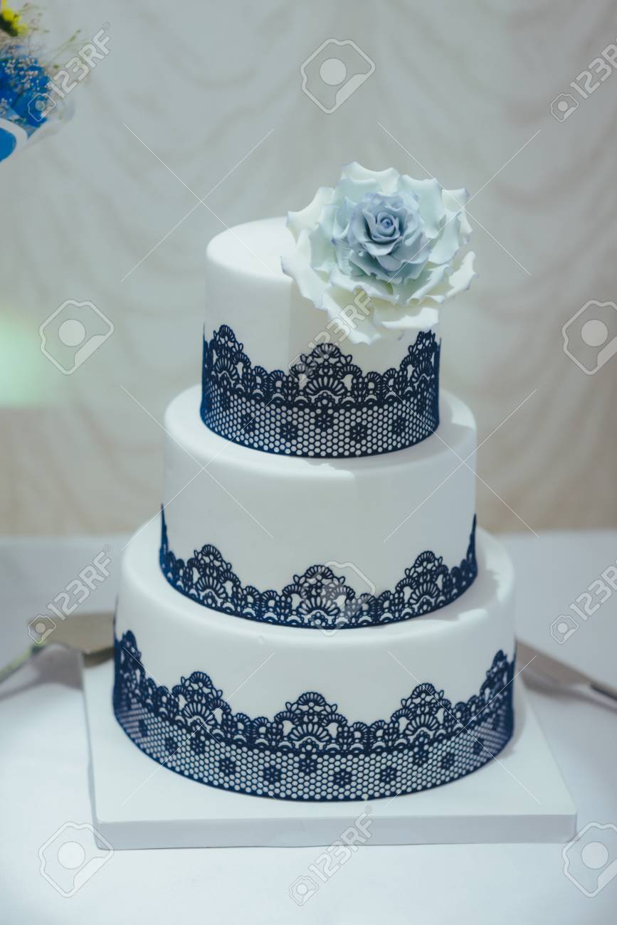 白い花で飾られた青いウェディングケーキ レセプションで青と白のウェディングケーキのクローズアップ の写真素材 画像素材 Image