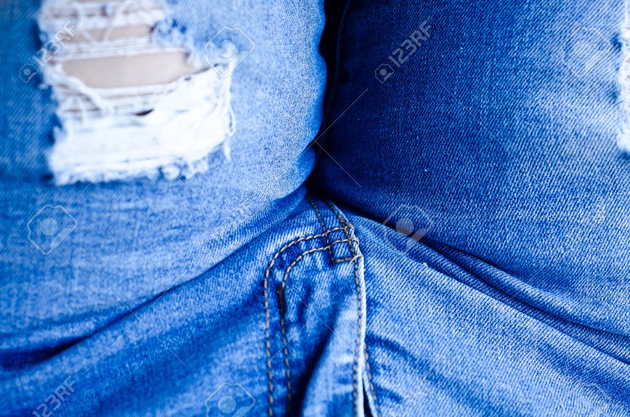 ジーンズ背景テクスチャ デニム ジーンズや破れた古いデニム ジーンズ背景 昔のグランジ ビンテージ デニム ジーンズ ステッチ テクスチャ デニム ジーンズ ジーンズ ファッション デザインのバック グラウンド 縁の濃い色 の写真素材 画像素材 Image